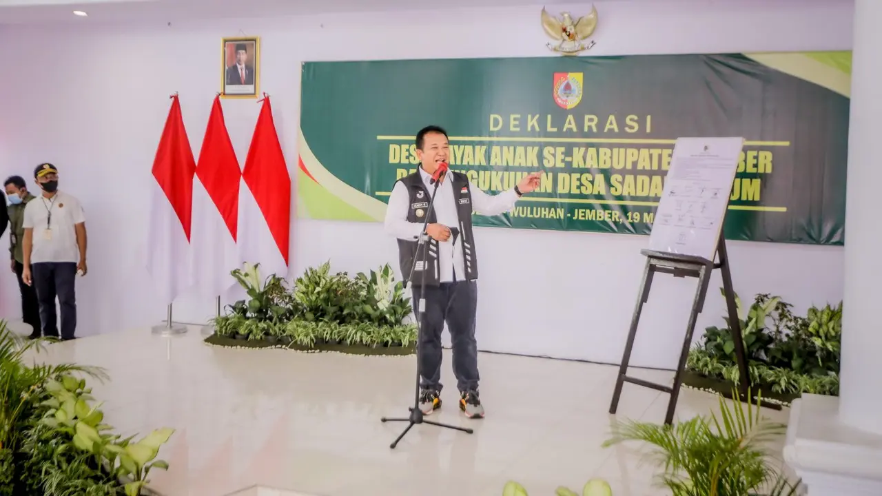 Bupati Jember Hendy Siswanto memberikan arahan saat meresmikan Desa layak anak dan Desa Sadar Hukum. (Istimewa).