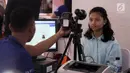 Petugas melakukan pengambilan foto paspor dalam Festival Keimigrasian di Lapangan Barat Daya Monas, Jakarta, Minggu (21/1). Ditjen Imigrasi memberikan layanan pembuatan paspor 1.600 paspor dengan biaya per paspor Rp 655 ribu. (Liputan6.com/Arya Manggala)