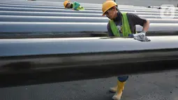 Pekerja menyelesaikan pembuatan precast tiang pancang beton di PT Waskita Beton Precast Plant Prambon, Sidoarjo, Jatim, Kamis (21/11/2019). Plant Prambon saat ini memenuhi kebutuhan proyek Jalan Tol Trans Jawa ruas Probolingo Banyuwangi, Tol KLBM dan proyek di Indonesia. (Liputan6.com/HO/Eko)