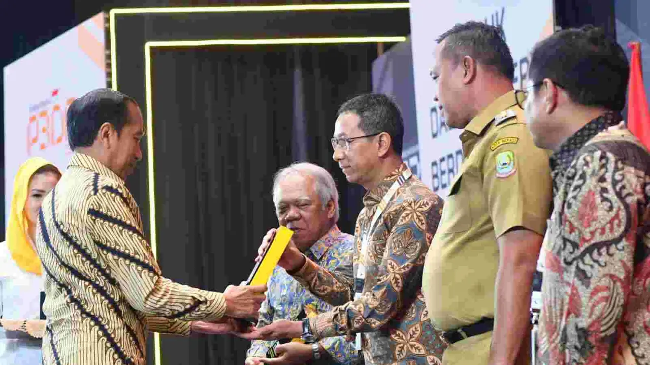 Pj Gubernur DKI Jakarta Heru Budi Hartono saat menerima penghargaan Peningkatan Penggunaan Produk Dalam Negeri dari Presiden Jokowi