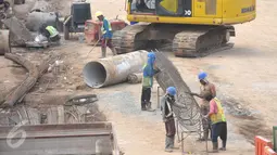 Sejumlah pekerja merangkai besi untuk pembuatan pondasi pembangunan underpass Mampang Prapatan-Kuningan, Jakarta, Selasa (16/5). Jalan yang semula empat lajur, menyempit menjadi dua lajur mix traffic. (Liputan6.com/Helmi Afandi)