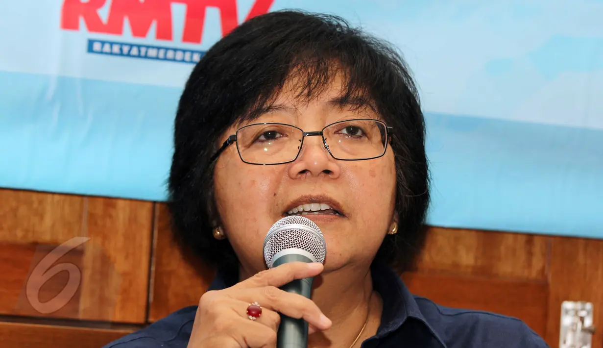 Menteri Lingkungan Hidup dan Kehutanan (LHK) Siti Nurbaya saat menjadi pembicara pada dialog Forum Senator untuk Rakyat bertajuk "Hutan Indonesia di Persimpangan Nawacita" di kawasan Cikini, Jakarta, Minggu (31/5/2015). (Liputan6.com/Helmi Afandi)
