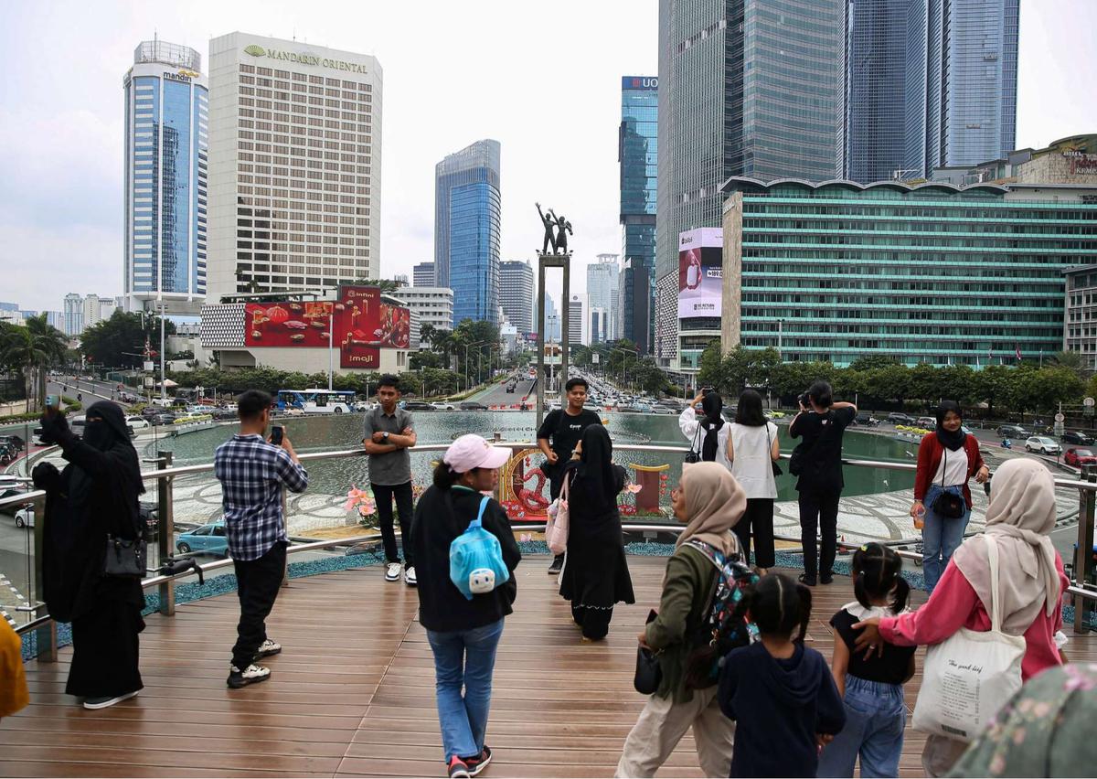 Anjungan Halte TransJakarta Bundaran HI Jadi Primadona Wisata Murah di Tengah Libur Isra Mikraj