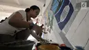 Seniman menyiapkan cat untuk membuat mural Wajah Baru Jakarta di terowongan Jalan Kendal, Jakarta, Kamis (20/6/2019). Mural tersebut dibuat dalam rangka menyambut HUT ke-492 DKI Jakarta sekaligus mempercantik lingkungan. (merdeka.com/Iqbal S. Nugroho)