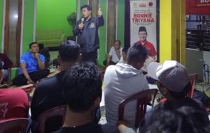 Anggota Komisi X DPR Bonnie Triyana  saat bertemu dengan para nelayan di di wilayah Binuangeun, Kabupaten Lebak, Sabtu (20/12/2025). (Foto: Istimewa).