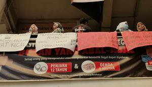 Pedagang Pasar Pramuka protes sewa kios mahal. (Liputan6.com/Rio Ferdinand Muhammad Eka Putra)