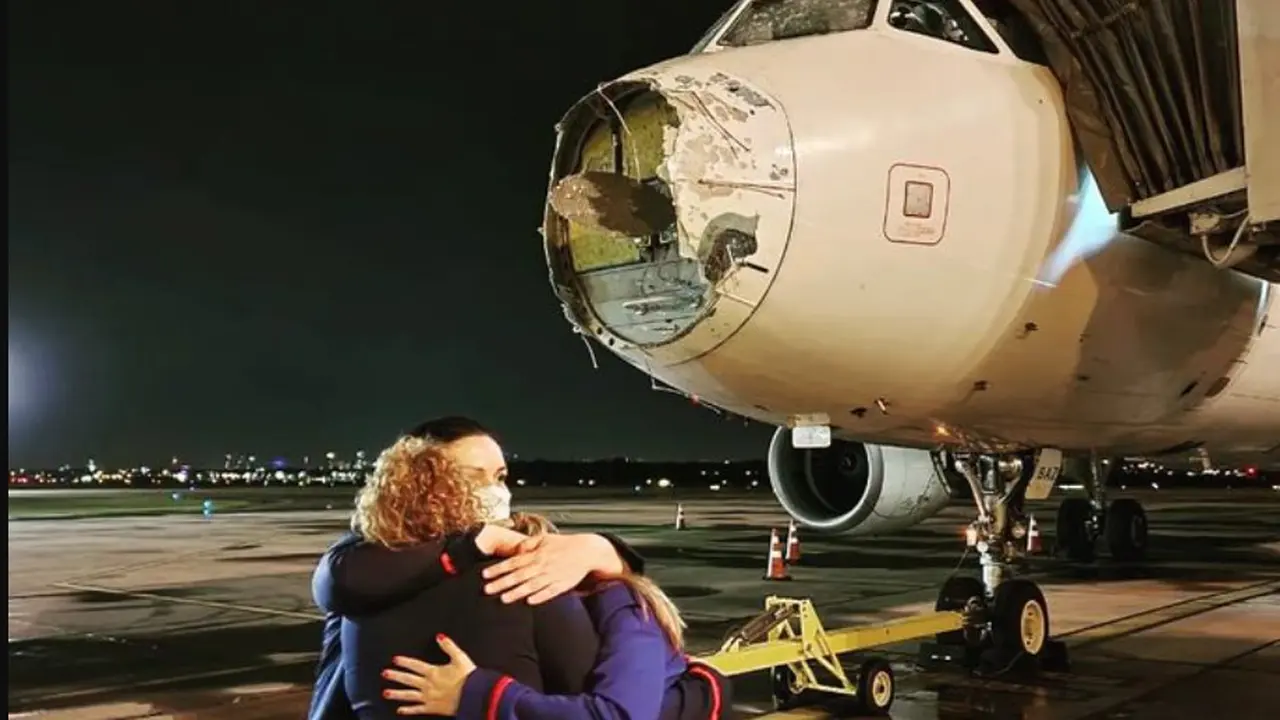 Hidung pesawat LATAM Airlines di Paraguay hancur akibat badai.