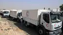 Konvoi truk bantuan Bulan Sabit Merah Suriah tiba di Douma, Ghouta Timur, Damaskus, Suriah, Senin (5/3). Bantuan terdiri dari makanan dan obat-obatan. (Syrian Red Crescent via AP)