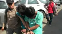 3 Pemuda pembunuh wartawati di Depok ditangkap kepolisian. (Liputan6.com/Atem Allaatif)