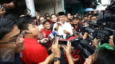 Cagub DKI Jakarta nomor 3, Anies Baswedan memberi keterangan saat memantau pemilihan ulang di TPS 29, Kampung Pulo, Kalibata, Jakarta Selatan, Minggu (19/2). Sebanyak 512 DPT di kelurahan tersebut terpaksa melakukan PSU. (Liputan6.com/Helmi Afandi)
