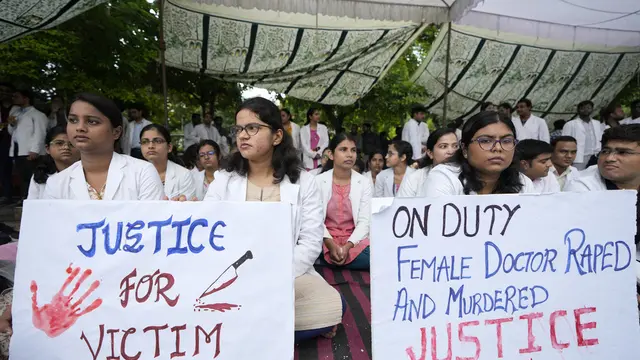 Protes atas kasus pemerkosaan dokter  di Kolkata, 13 Agustus 2024..(AP Photo/Rajesh Kumar Singh)
