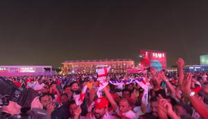 Suporter Timnas Inggris merayakan kemenangan timnya atas Iran dalam lanjutan Piala Dunia 2022 di FIFA Fan Zone, Senin (21/11/2022) WIB. (Bola.com/Hendry Wibowo)