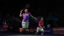 Apriyani Rahayu/Siti Fadia Silva Ramadhanti yang makin kompak sejak dipasangkan pada ajang SEA Games Vietnam lalu mampu mengalahkan Mayu Matsumoto/Wakana Nagahara sebagai nggulan ke-5 turnamen dengan rubber game 21-7, 17-21 dan 21-17. Di babak 16 besar, Apriyani/Siti Fadia akan menantang wakil Cina, Zhang Shu Xian/Zheng Yu. (Bola.com/Bagaskara Lazuardi)