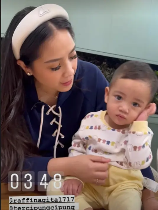 Nagita Slavina tampil sporty kasual dengan set trainee berwarna biru navy [@raffinagita1717]