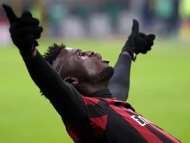 Ekspresi pemain AC Milan, Mbaye Niang, setelah mencetak gol ke gawang Sampdoria dalam laga Serie A di Stadion San Siro, Minggu (29/11/2015) dini hari WIB. AC Milan menang 4-1 atas Sampdoria. (EPA/Matteo Bazzi)