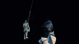 Pekerja memindahkan sebagian monumen untuk Catherine II yang juga dikenal sebagai "Monumen Pendiri Odesa" di Odesa, Ukraina, 29 Desember 2022. Keputusan untuk membongkar monumen yang terdiri dari patung Permaisuri Rusia Catherine II dan rekannya dibuat baru-baru ini oleh penduduk Odesa melalui pemungutan suara elektronik. (AP Photo/LIBKOS)