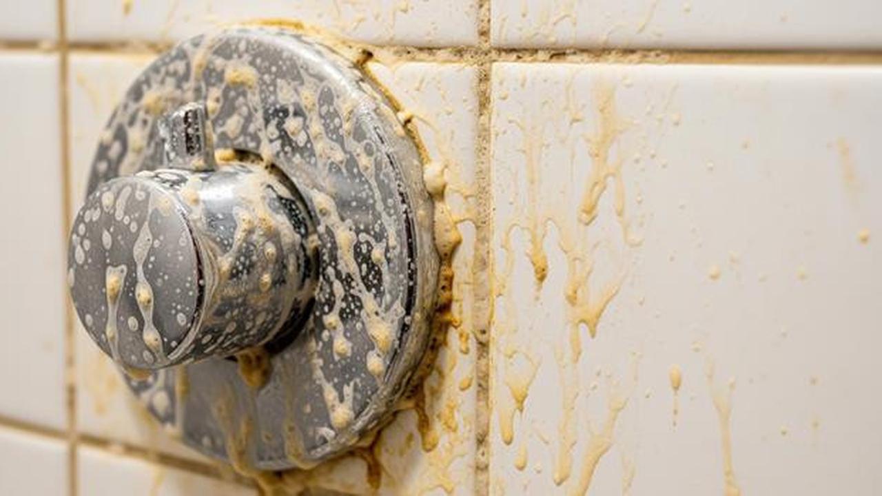 Cara Membersihkan Kerak Sabun di Kamar Mandi Tanpa Gosok Keras