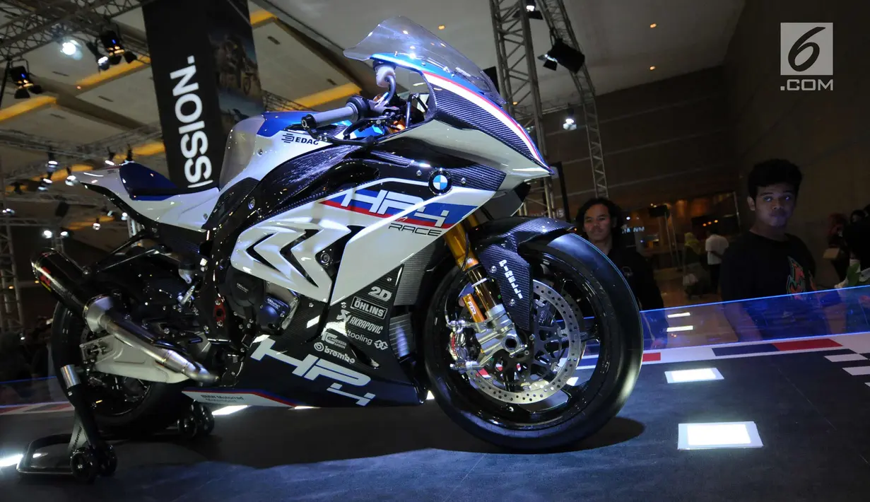 Tampilan motor BMW HP4 Race yang dipamerkan di Indonesia International Motor Show 2018 di JIExpo, Jakarta, Jumat (20/4). HP4 Race adalah motor produksi terbatas, hanya 750 unit dan Indonesia mendapat jatah satu unit. (Liputan6.com/Helmi Fithriansyah)
