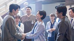 Kang Dong Joo, pemeran utama Dr. Romantic musim pertama akhirnya kembali ke Rumah Sakit Doldam. Dia muncul di adegan akhir Dr. Romantic 3 episode 12. (Foto: SBS via Soompi)