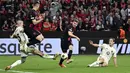Bek Bayer Leverkusen, Josip Stanisic (tengah) mencetak gol penyeimbang 2-2 ke gawang AS Roma pada laga leg kedua semifinal Liga Europa 2023/2024 di BayArena, Leverkusen, Kamis (9/5/2024). (dpa via AP Photo/Bernd Thissen)