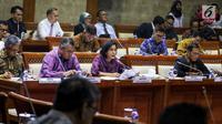 Menteri Keuangan Sri Mulyani Indrawati bersama Gubernur BI Perry Warjiyo dan Ketua Dewan Komisioner OJK Wimboh Santoso mengikuti rapat kerja dengan Komisi XI DPR RI di Kompleks Parlemen, Senin (17/6/2019). Raker itu membahas mengenai asumsi dasar makro dalam RAPBN 2020. (Liputan6.com/Johan Tallo)