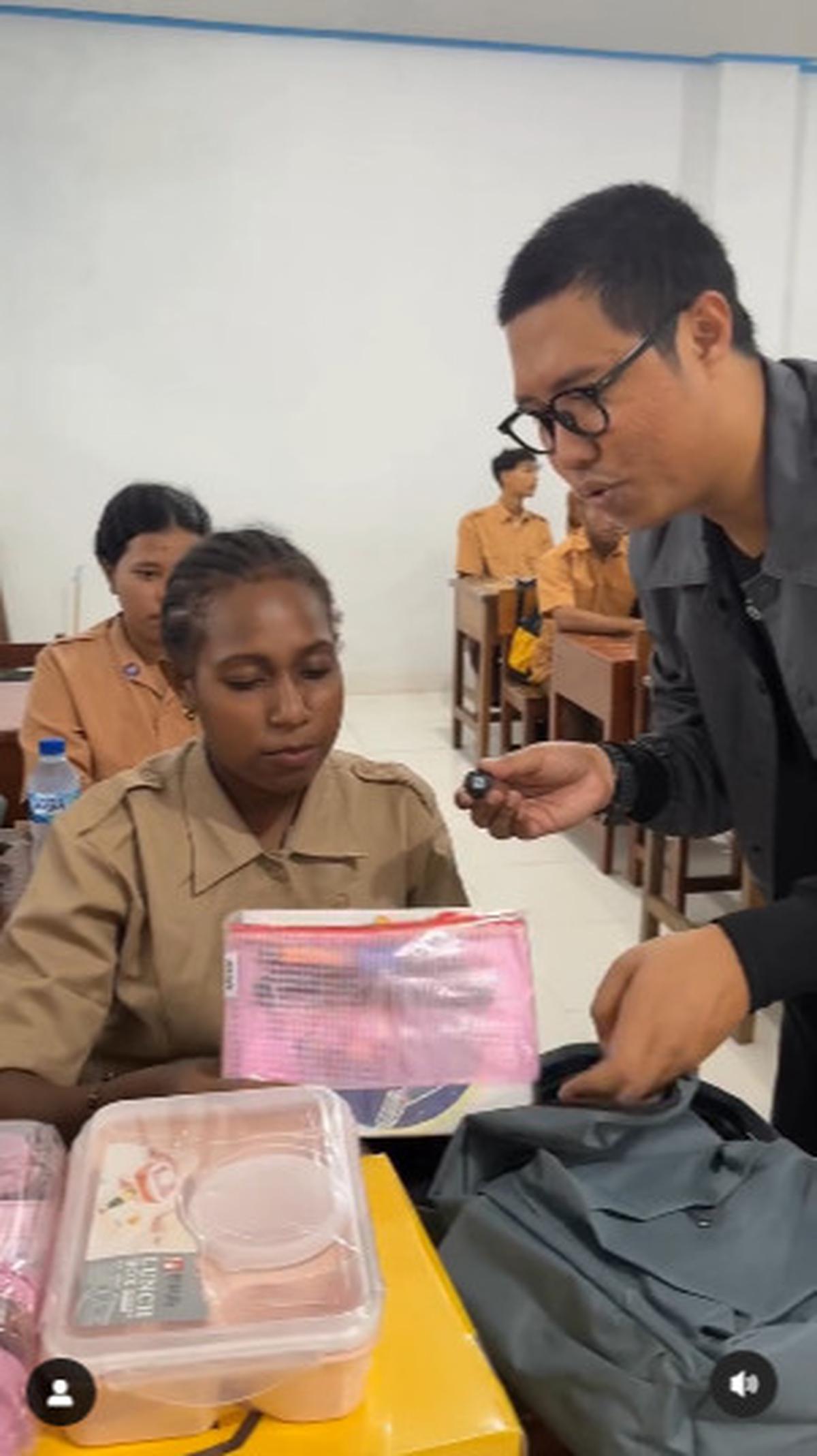 Intip Isi Bingkisan Wapres Gibran untuk Siswa SMK di Merauke, 'Harap Bantuan ini Teman-teman Jadi Termotivasi Rajin Sekolah'