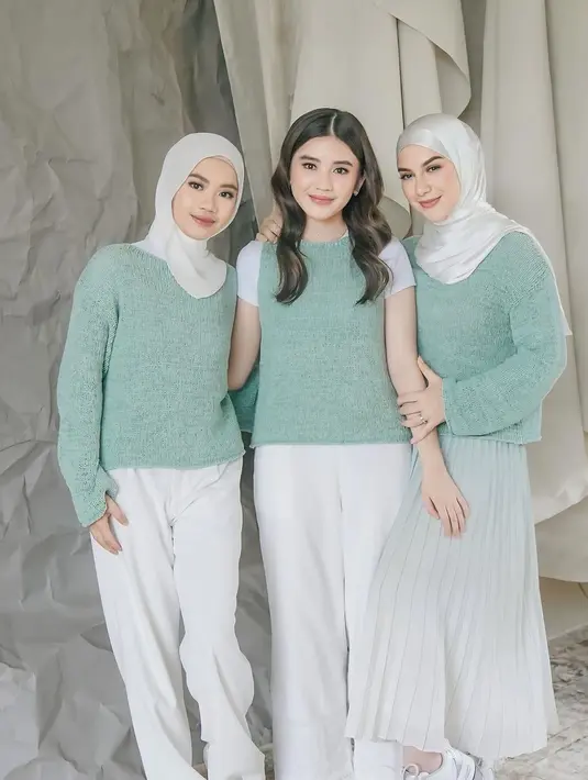 Di potret ini, Irish Bella dan kedua putrinya tampil kembar dengan cashmere top mint dan bawahan putih [@_irishbella_]