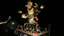 Sejumlah pemuda mengarak Ogoh-Ogoh atau boneka raksasa menjelang Hari Raya Nyepi Tahun Saka 1940 di Bali, Kamis (15/3). Parade Ogoh-Ogoh itu bertujuan agar Hari Raya Nyepi dapat dilaksanakan dengan penuh keheningan dan kedamaian. (AP/Firdia Lisnawati)