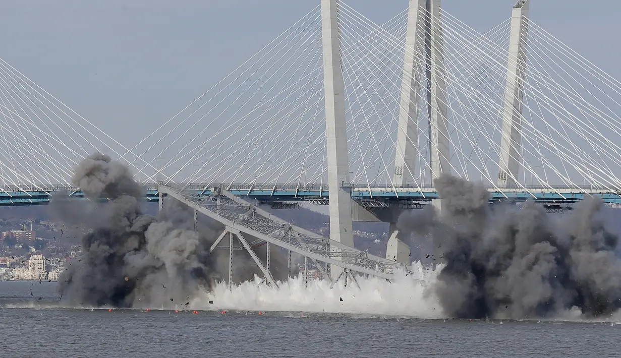 Ledakan dahsyat menghancurkan bagian Jembatan Tappan Zee di Tarrytown, New York, AS, Selasa (15/1). Jembatan baja yang dihancurkan memiliki berat sekitar 6.500 ton. (AP Photo/Seth Wenig)