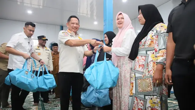 Kasatgas PRR Tito Karnavian Salurkan Bantuan bagi Penyintas Bencana di Bener Meriah