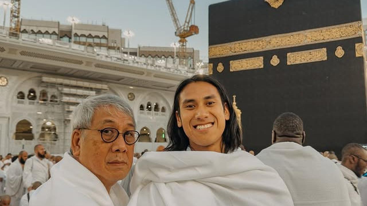 Dikira Non-Muslim, 7 Potret Sean Gelael Jalankan Ibadah Umrah Bersama Keluarga - Tampil dengan Rambut Gondrong