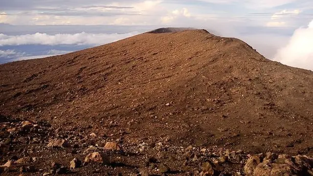Potret puncak Gunung Slamet (Sumber: Bara Outdoor)