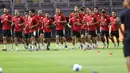 Timnas Indonesia melakukan latihan resmi jelang pertandingan FIFA Matchday melawan Chinese Taipei di Stadion Gelora Bung Tomo (GBT), Surabaya, Jawa Timur, Kamis (4/9/2025) malam. (Bola.com/Abdul Aziz)