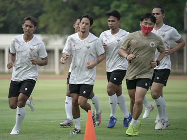 Pemain Timnas Indonesia, Irfan Bachdim, saat mengikuti sesi latihan perdana di Stadion Madya, Jakarta, Jumat (7/8/2020) sore WIB.  Sebanyak 24 pemain Timnas Indonesia jalani latihan perdana dengan mengikuti protokol kesehatan. (dok.PSSI)