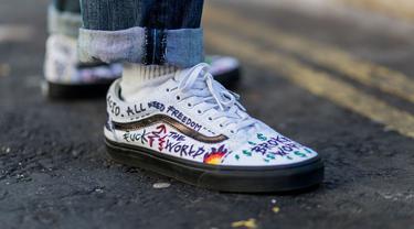 Kreatif Sneaker Putih Dihiasi Coretan Tulisan Dan Gambar Yang Tampak Keren Fashion Fimela Com