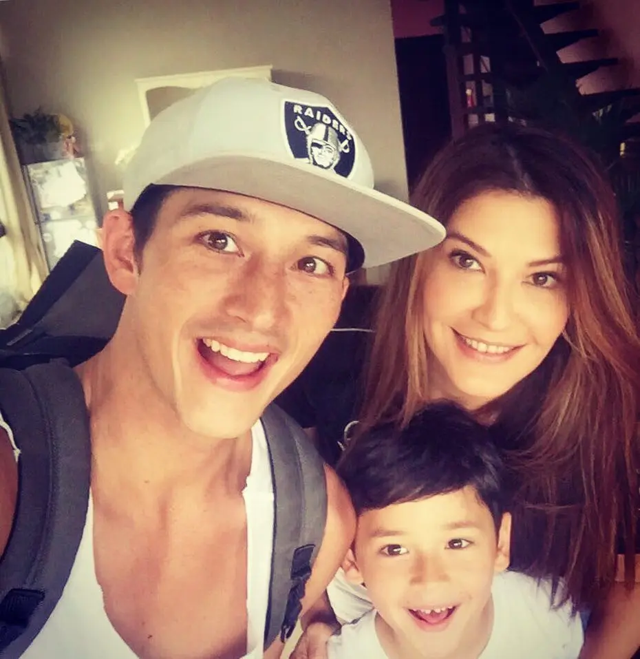 Mike Lewis memasang foto dirinya bertiga dengan Tamara Bleszynski dan putranya, Kenzou. (Instagram - @mike_lewis)