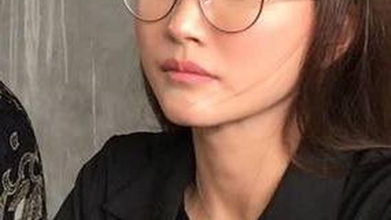 Ketika arah pertanyaan mulai membahas kabar keretakan rumah tangganya dengan Ruben Onsu yang memunculkan framing negatif, Sarwendah terlihat enggan untuk memberikan jawaban.