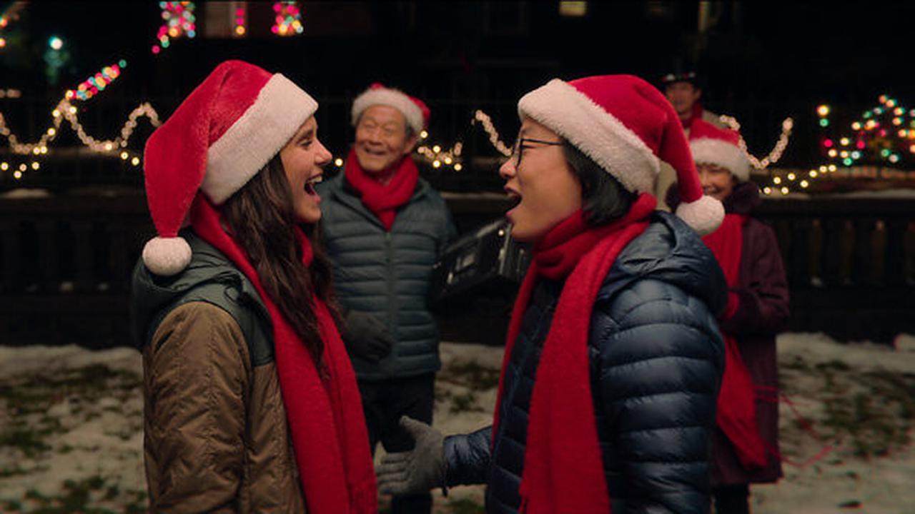 Nina Dobrev dan Jimmy O. Yang di film Love Hard © dok. Netflix/Love Hard