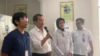 Plt. Direktur Pelayanan Operasional RSCM Renan Sukmawan menyampaikan kabar duka terkait pasien obesitas asal Tangerang Muhammad Fajri. Foto: Ade Nasihudin/Liputan6.com.