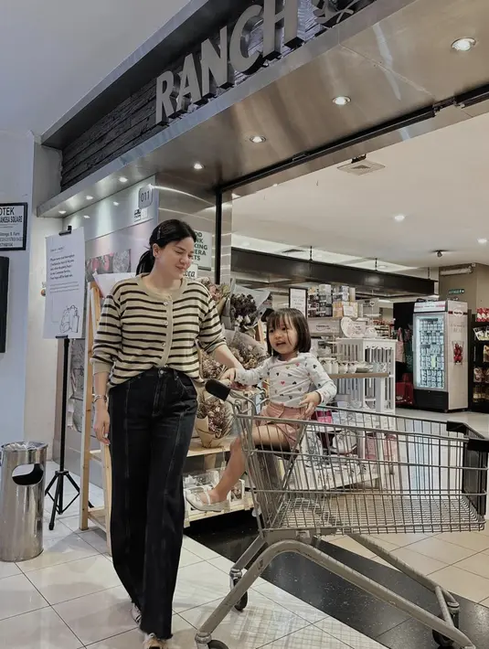 Ia juga tampil menawan dalam balutan cardigan bergaya sederhana. [Foto: instagram/ Alice Norin]