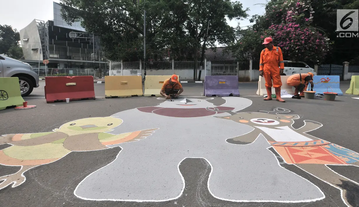 Petugas PPSU menggambar maskot Asian Games 2018 di Jalan Penataran atau Simpang Tugu Proklamasi, Jakarta, Rabu (25/7). Pembuatan maskot dan logo Asian Games 2018 dalam rangka menyambut event terbesar se-Asia tersebut. (Merdeka.com/Iqbal S. Nugroho)