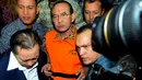 Mantan Menteri Agama Suryadharma Ali mengenakan baju tahanan usai diperiksa di Gedung KPK, Jakarta, Jumat (10/4). Suryadharma resmi ditahan sebagai tersangka dalam kasus dugaan korupsi penyelenggaraan haji tahun 2012-2013. (Liputan6.com/Herman Zakharia)