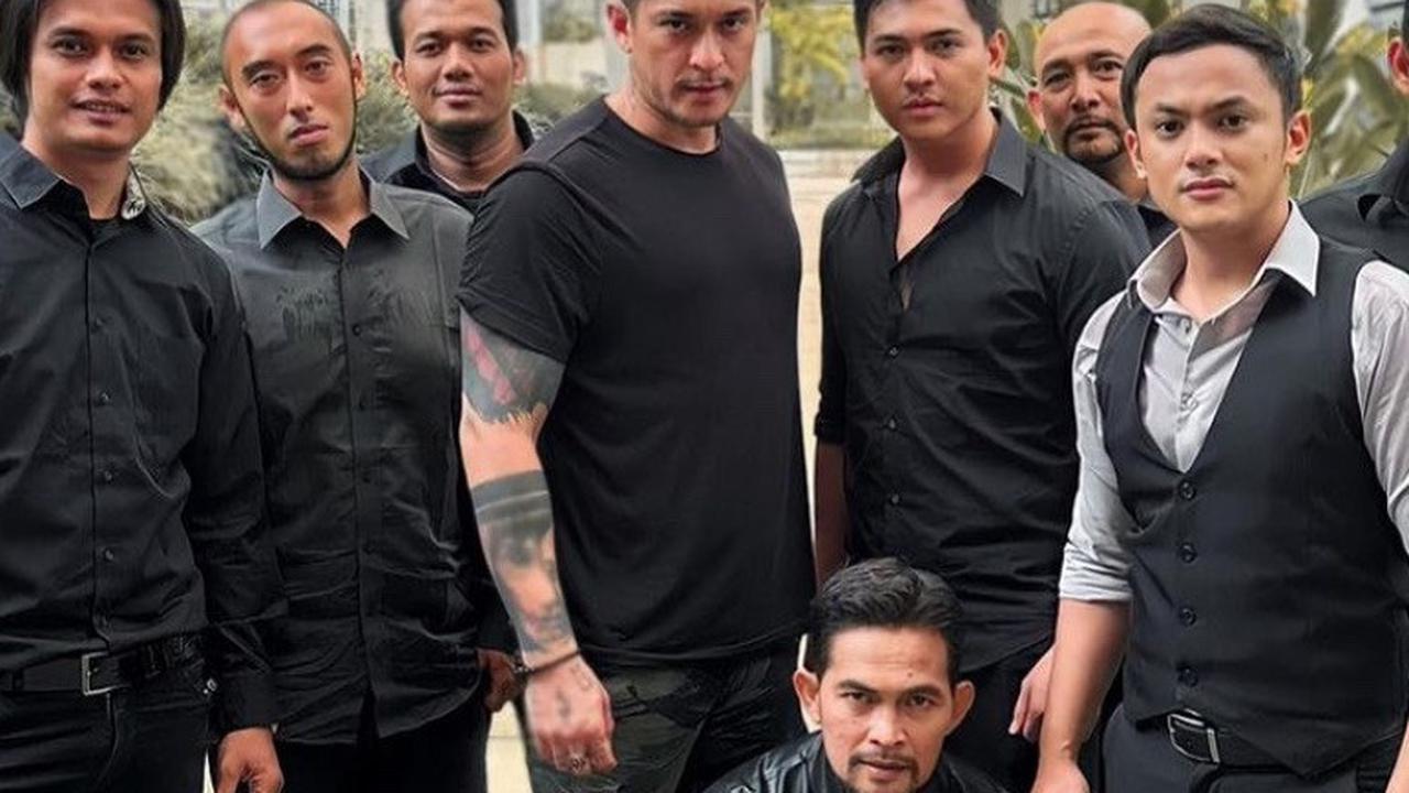 Tak hanya dengan artis ternama, Gibran juga bersikap baik dengan para pemain ekstras. Bersama Miller Khan ia tak ragu mengajak para ekstras untuk berfoto bersama.