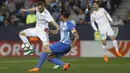 Pemain Real Madrid, Karim Benzema mencoba melewati adangan pemain Malaga pada lanjutan La Liga Santander di Rosaleda stadium, Malaga, (15/4/2018). Madrid menang 2-1. (AP/Miguel Morenatti)