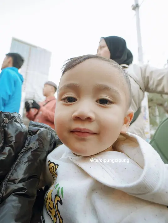 Nongkrong di pinggir jalanan Tokyo, Cipung tunjukkan ekspresi menggemaskan. Mulai dari muka bengong hingga menjulurkan lidah [@tercipungcipung]