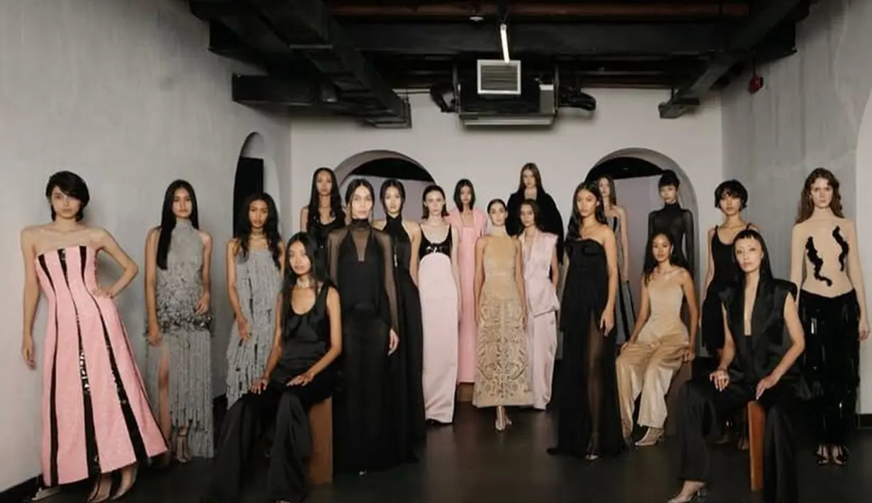 Setiap desain menampilkan interaksi kain yang halus namun berani. Bahan-bahan ini dibuat dan diubah dengan menerapkan teknik yang rumit—mulai dari pemotongan laser, sulaman tangan artisan, hiasan tiga dimensi, dan tambal sulam tekstur, untuk menyebutkan beberapa di antaranya. Berbagai lapisan tekstil dipahat dan diubah permukaannya sehingga menjadi "diperkenalkan kembali" sebagai jenis baru.  / Foto dok STELLARISSA.