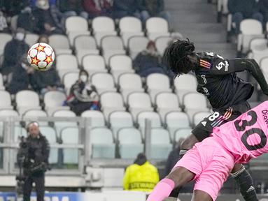 Pemain Juventus Moise Kean (kiri) mencetak gol ke gawang Malmo pada pertandingan sepak bola Grup H Liga Champions di Allianz Stadium, Turin, Italia, 8 Desember 2021. Juventus menang 1-0. (AP Photo/Antonio Calanni)