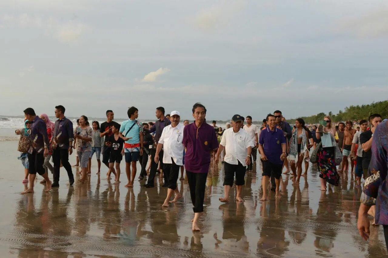 Jokowi jalan-jalan di Pantai Kuta. Ini menandakan Bali aman dan masyarakat tidak perlu khawatir untuk menghabiskan libur di Pulau Dewata (Istimewa)