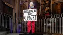 Patung lilin aktivis lingkungan asal Swedia, Greta Thunberg memegang sebuah plakat selama presentasinya di Museum Panoptikum di Hamburg, Jerman, Rabu (29/1/2020). (Markus Scholz / dpa / AFP)