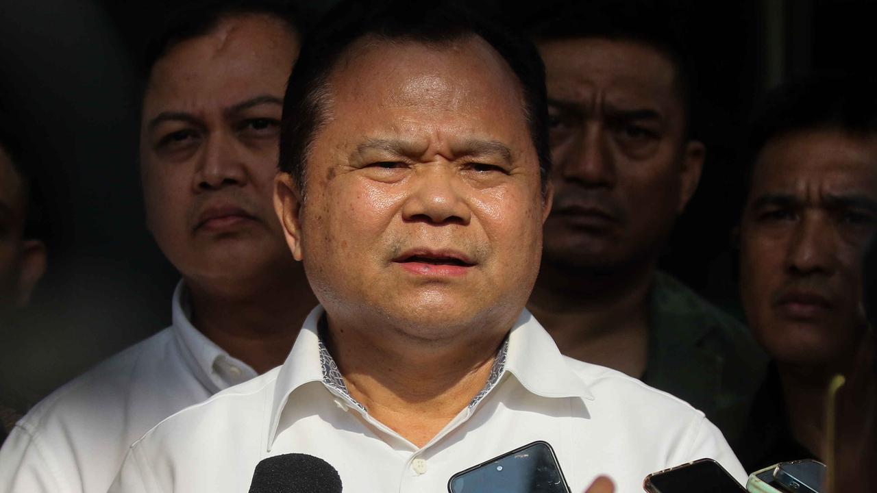 Eks Dirjen Imigrasi Ronny F Sompie usai diperiksa KPK terkait kasus Harun Masiku